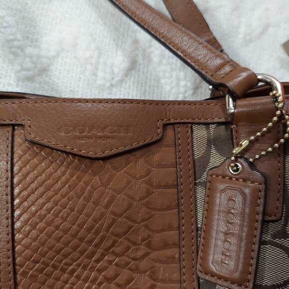 Vintage Coach Brown Jacquard Shoulder Bag with Signature Monogram - Picture 3 of 9
